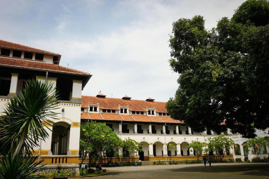 Хостел Reddoorz Syariah Near Lapangan Pancasila Simpang Lima Семаранг Экстерьер фото