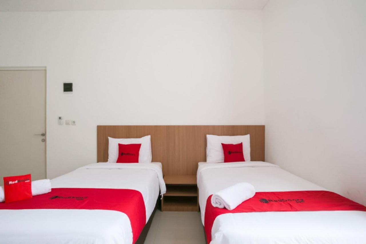 Хостел Reddoorz Syariah Near Lapangan Pancasila Simpang Lima Семаранг Экстерьер фото