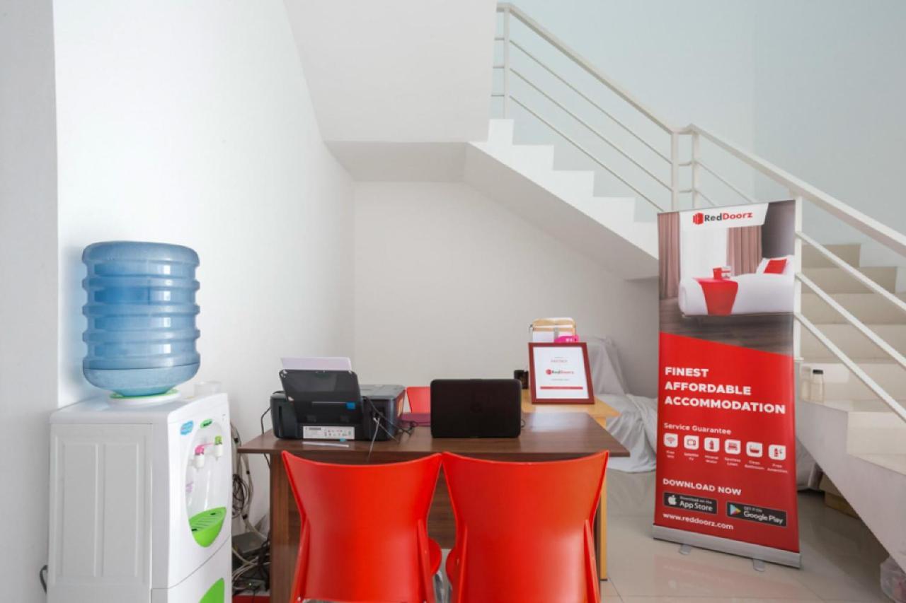 Хостел Reddoorz Syariah Near Lapangan Pancasila Simpang Lima Семаранг Экстерьер фото